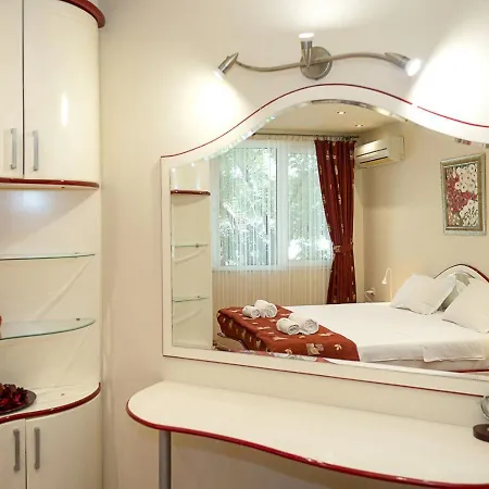 Bright & Spacious 2-bedroom Flat In By Flat Mаnаger Lägenhet