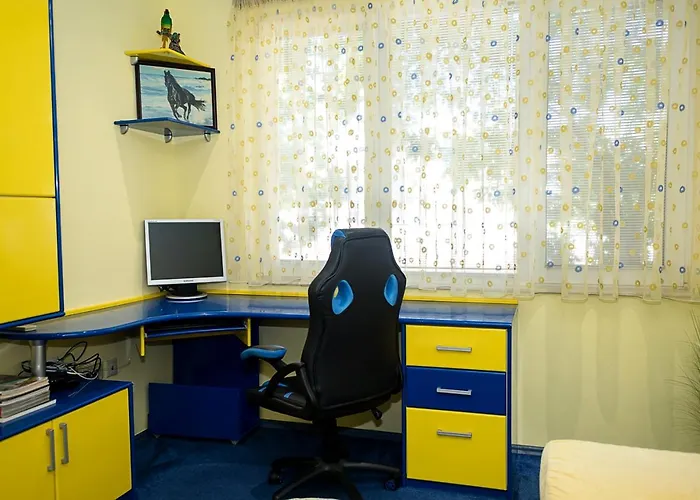 Bright & Spacious 2-bedroom Flat In By Flat Mаnаger *