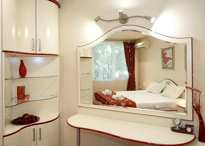 Bright & Spacious 2-bedroom Flat In By Flat Mаnаger Apartamento